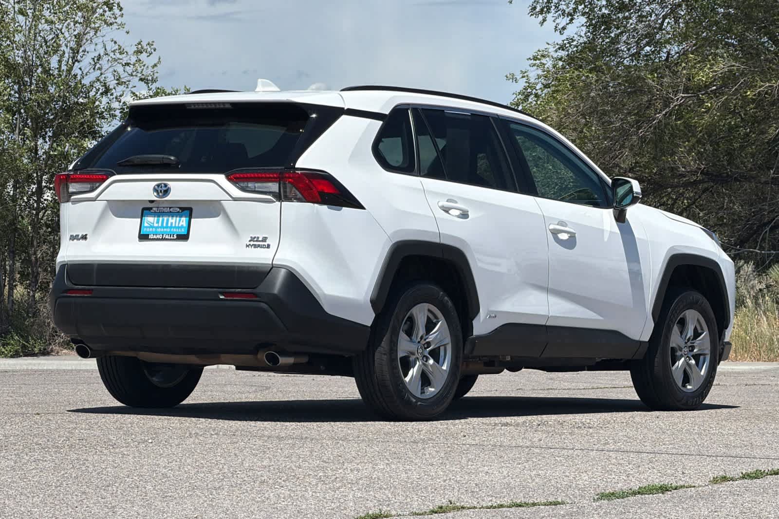 Used 2024 Toyota RAV4 XLE AWD/4WD image 2