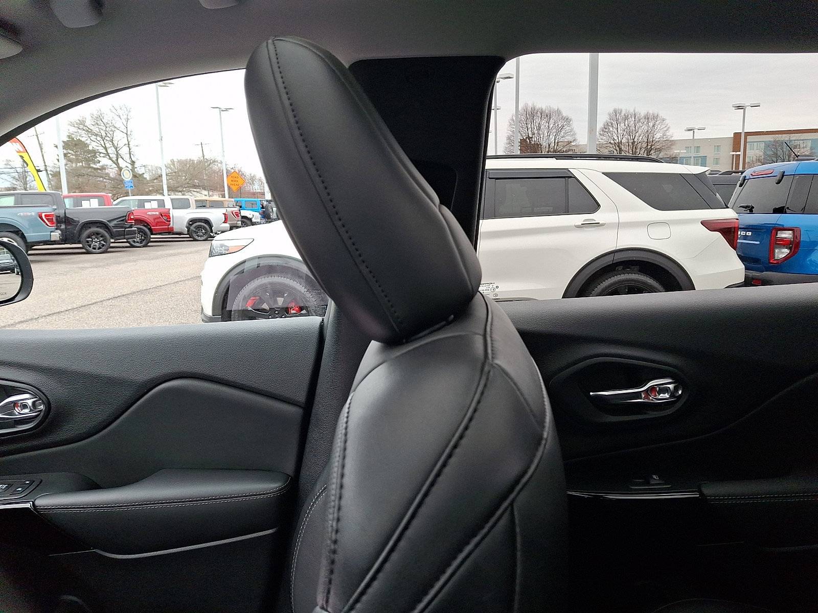 Used 2023 Jeep Cherokee Altitude Lux w/ Lux Elite Package image 15