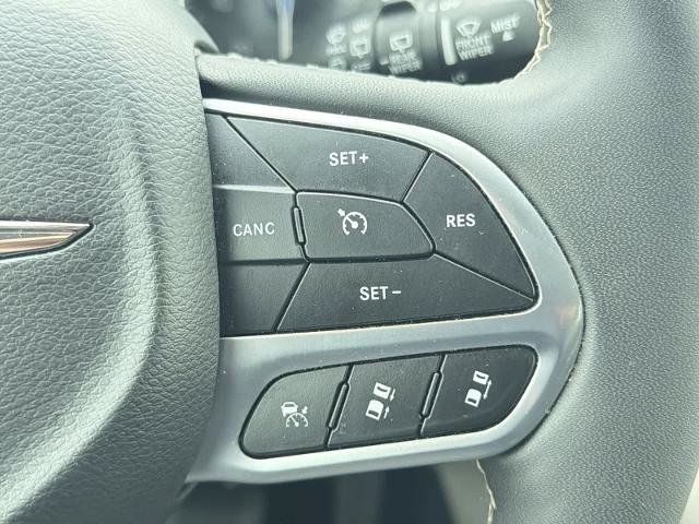 Used 2024 Chrysler Pacifica Touring-L FWD image 24