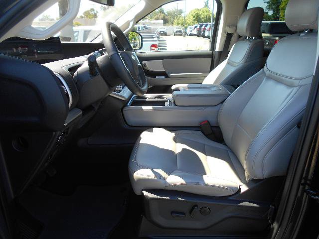 Certified 2025 Ford Expedition Active AWD/4WD image 6