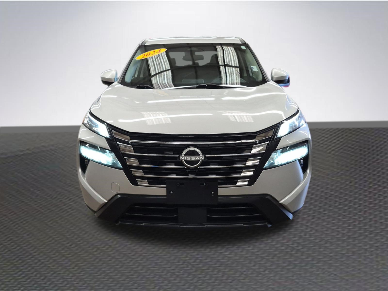 Used 2024 Nissan Rogue SV AWD/4WD image 3