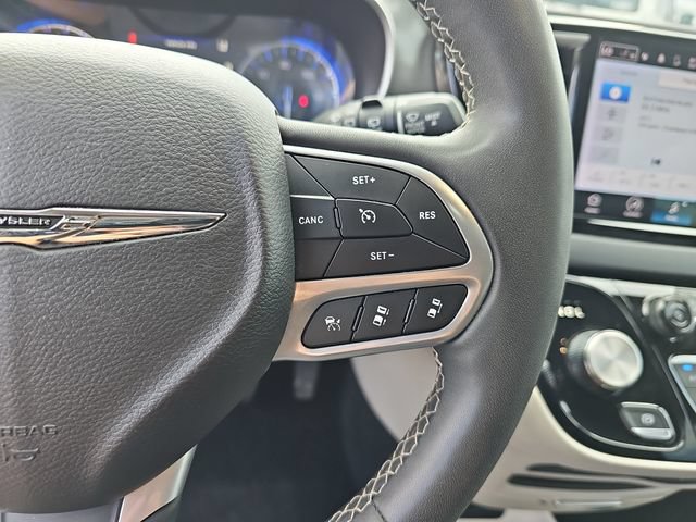Used 2023 Chrysler Pacifica Touring-L FWD image 21