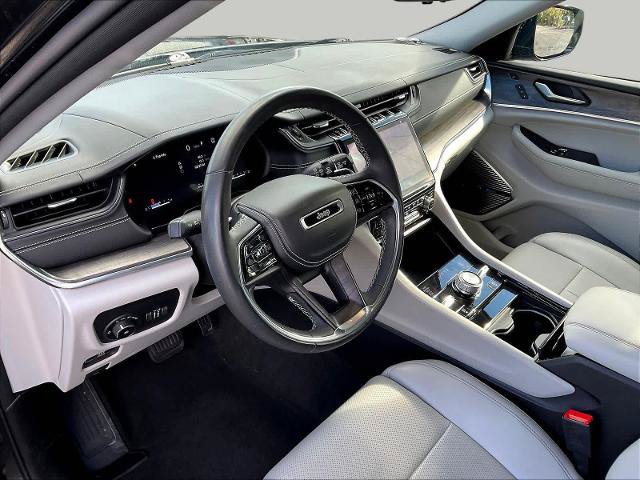 Used 2023 Jeep Grand Cherokee Overland w/ Luxury Tech Group IV AWD/4WD image 19