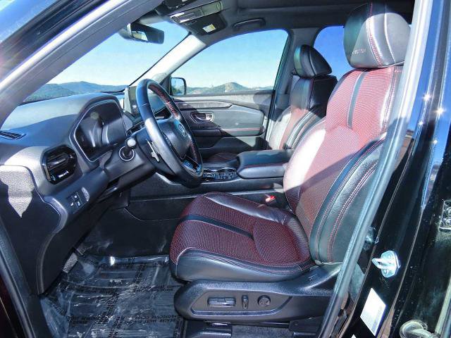 Used 2025 Honda Pilot Black Edition image 16