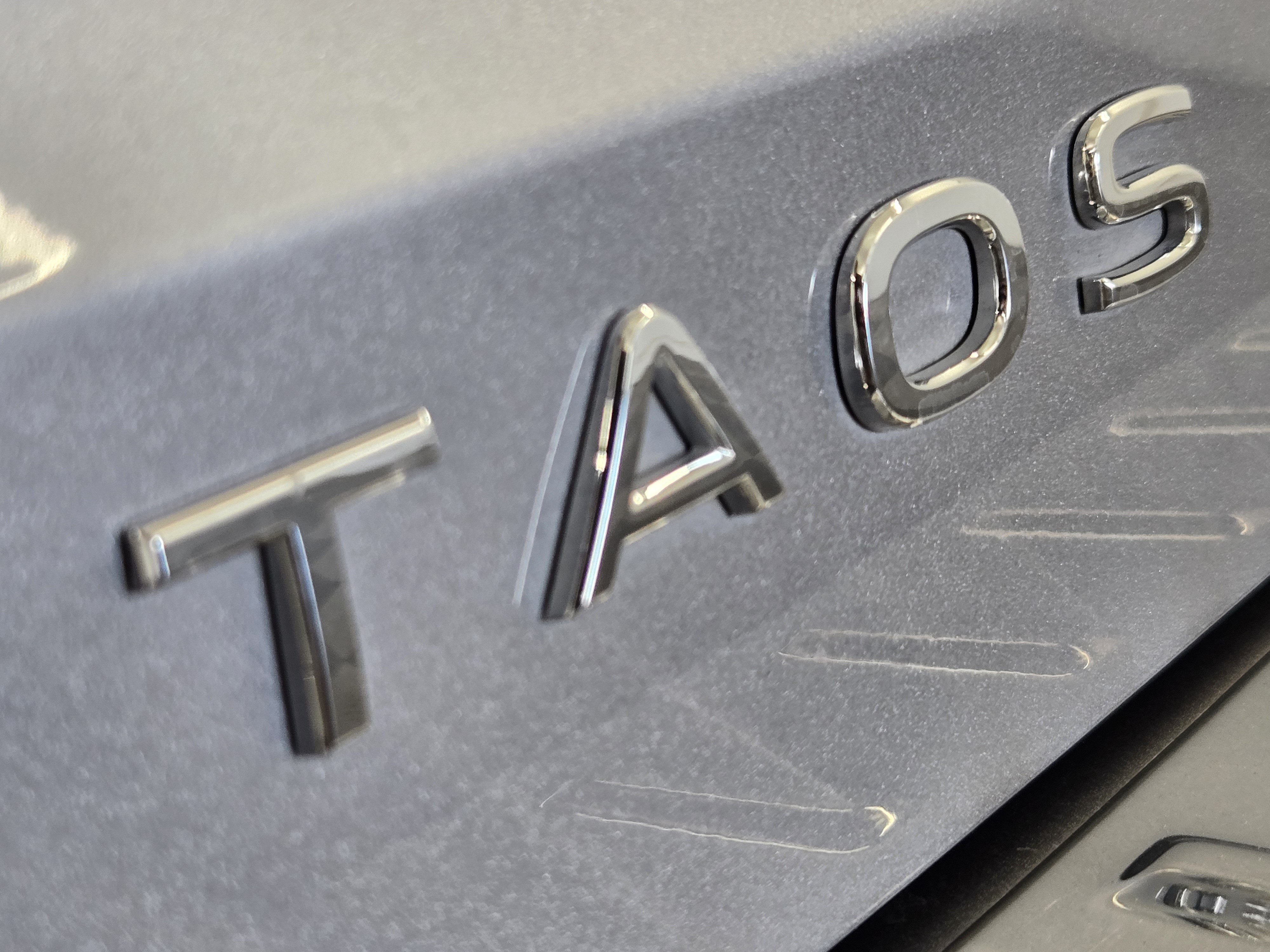 Used 2025 Volkswagen Taos SE w/ Panoramic Sunroof Package FWD image 13