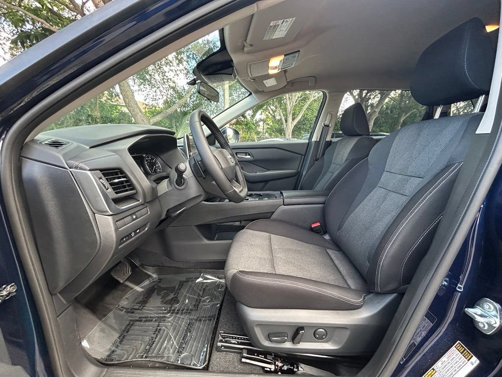 Used 2025 Nissan Rogue SV FWD image 11
