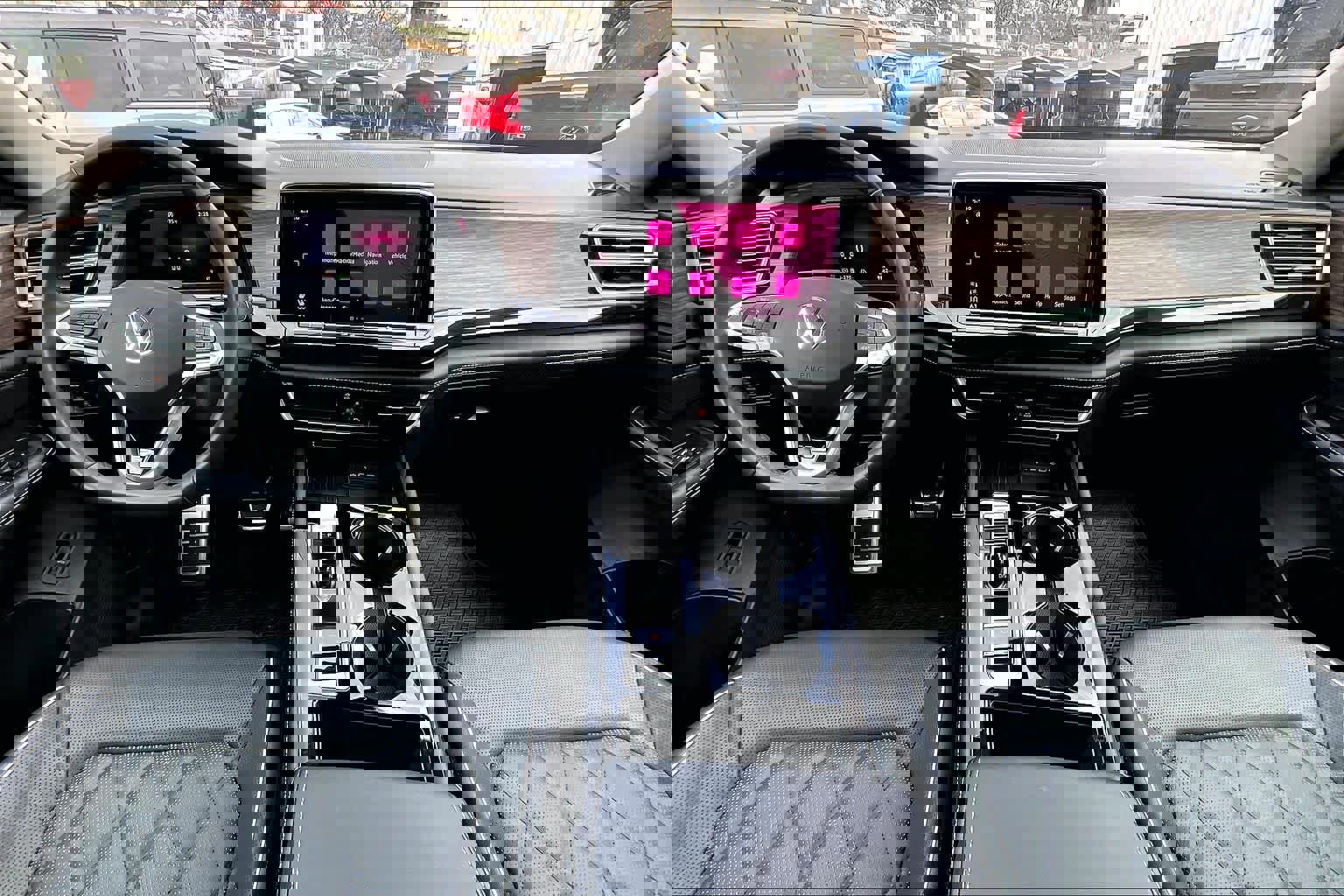 Used 2025 Volkswagen Atlas SEL Premium R-Line image 18