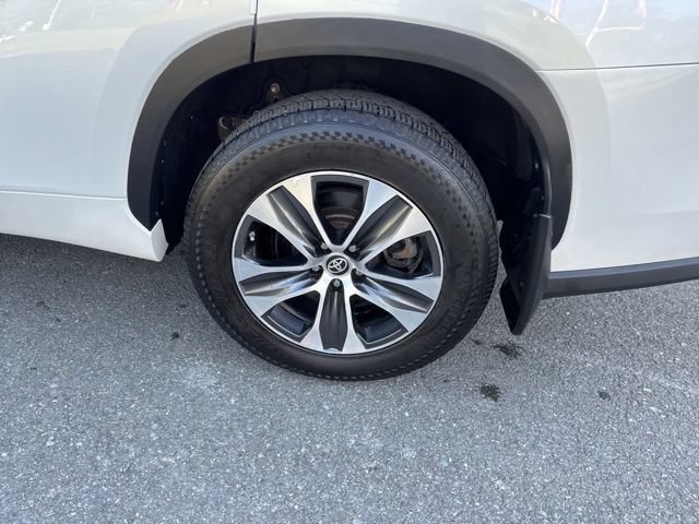 Used 2022 Toyota Highlander XLE AWD/4WD image 11