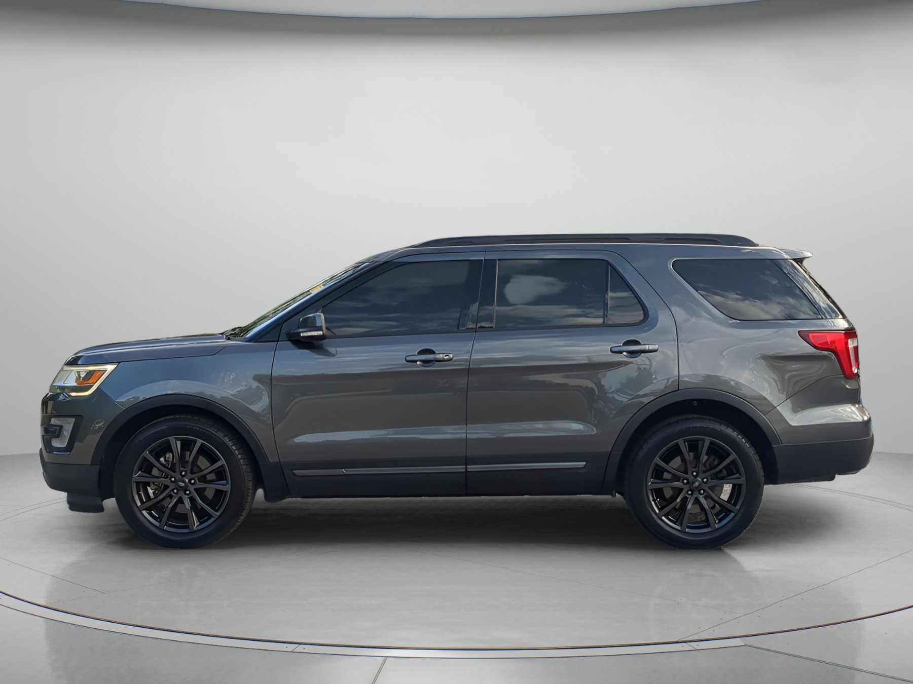 Certified 2017 Ford Explorer XLT w/ Equipment Group 202A FWD image 43