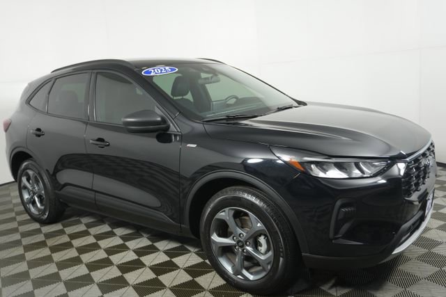 Certified 2025 Ford Escape ST-Line AWD/4WD image 1