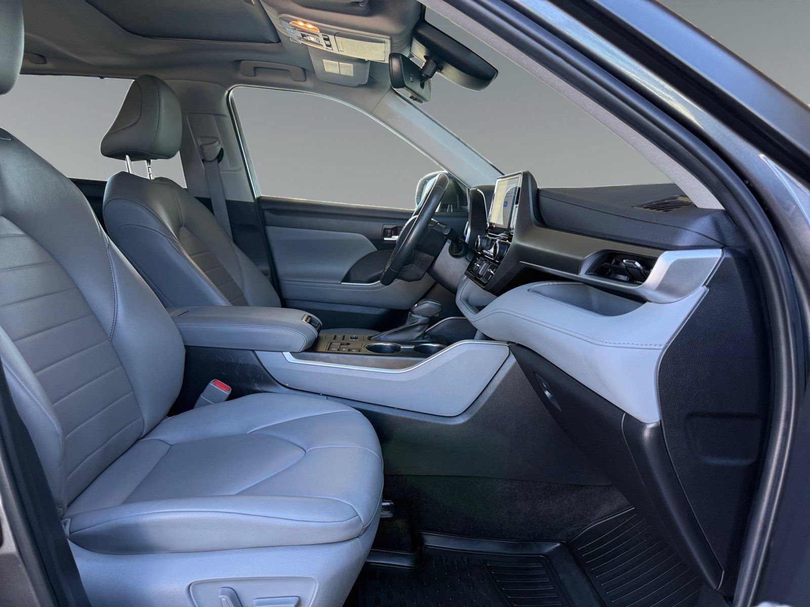 Used 2023 Toyota Highlander XLE AWD/4WD image 21