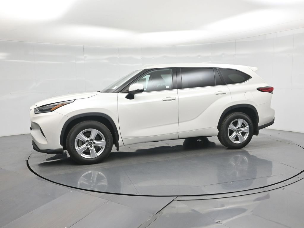 Used 2021 Toyota Highlander LE image 24