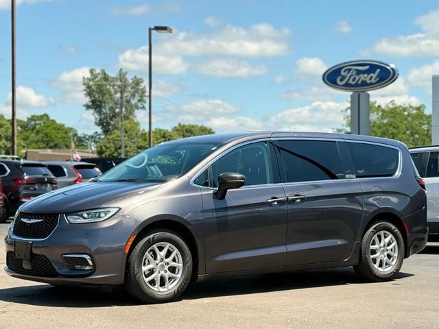 Used 2023 Chrysler Pacifica Touring-L FWD image 47