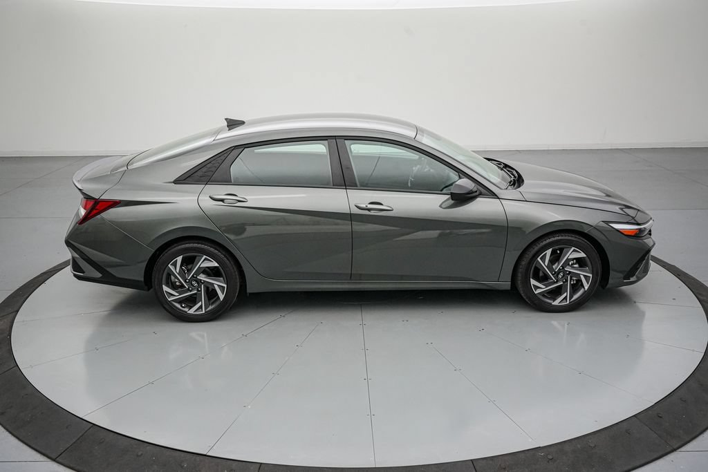 Used 2025 Hyundai Elantra Sport FWD image 3