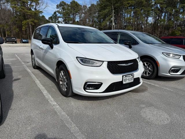 Used 2024 Chrysler Pacifica Touring-L image 3