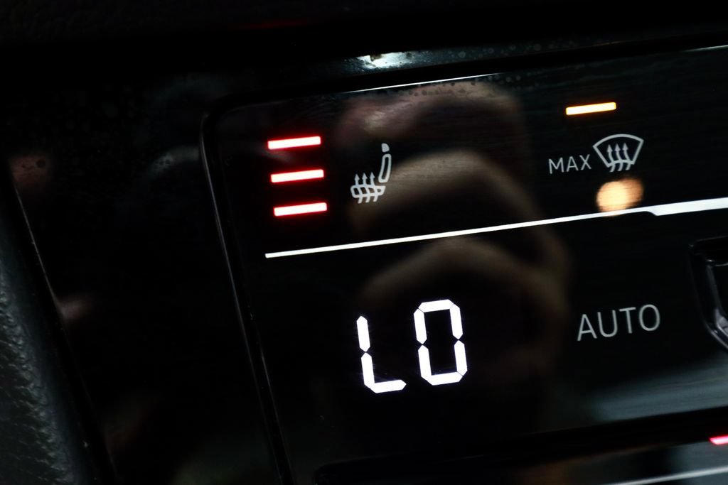 Used 2025 Volkswagen Jetta SE FWD image 4