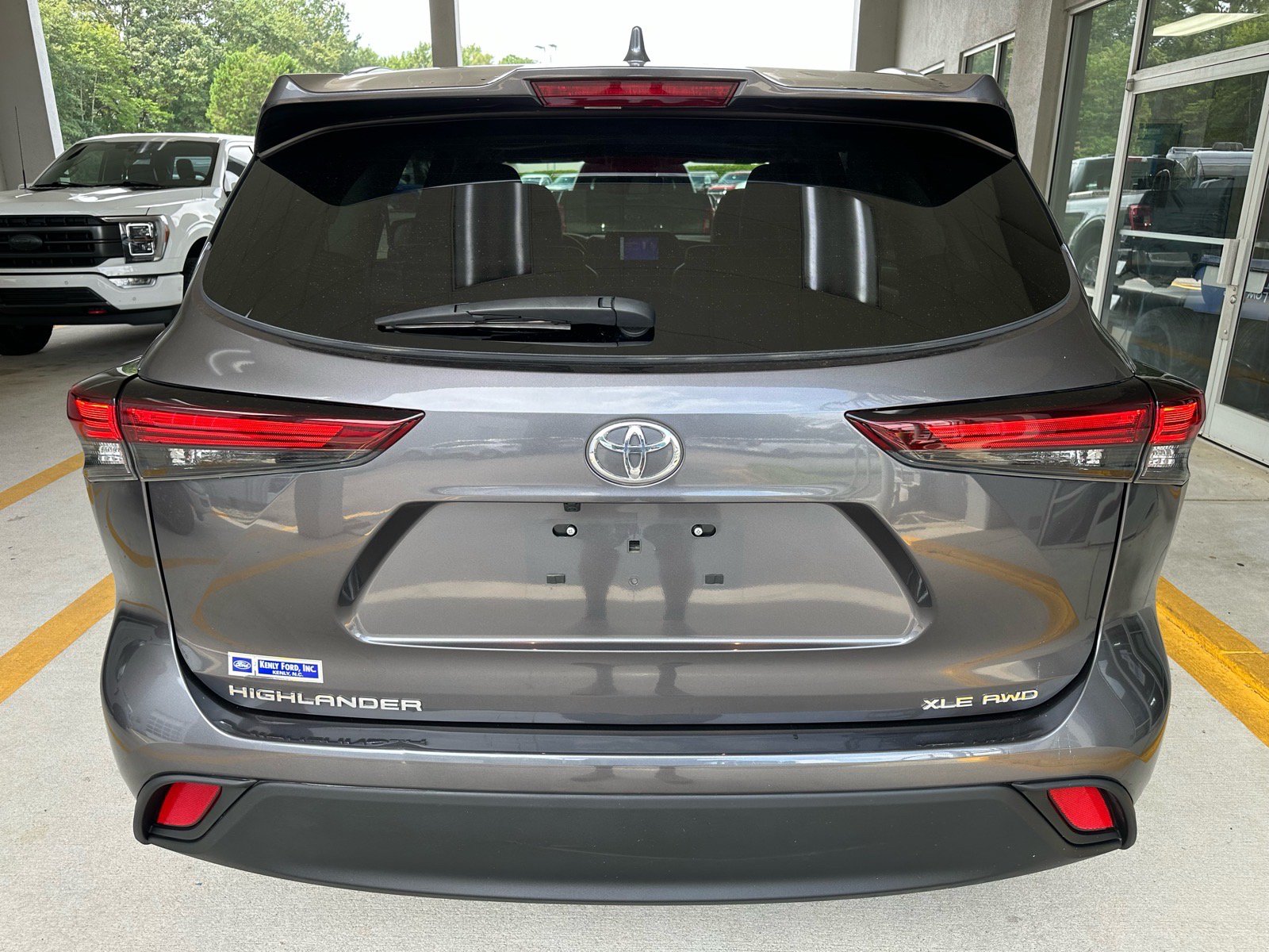Used 2024 Toyota Highlander XLE AWD/4WD image 9