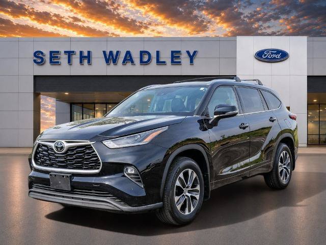 Used 2021 Toyota Highlander XLE AWD/4WD image 3