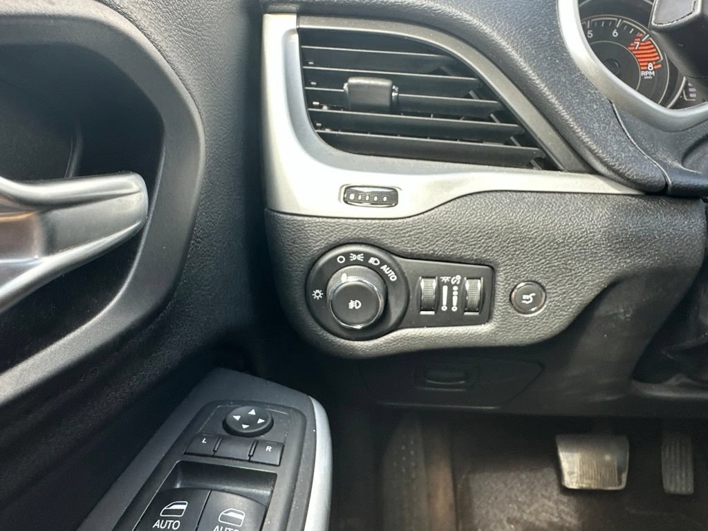 Used 2018 Jeep Cherokee Latitude Plus w/ Comfort/Convenience Group AWD/4WD image 35