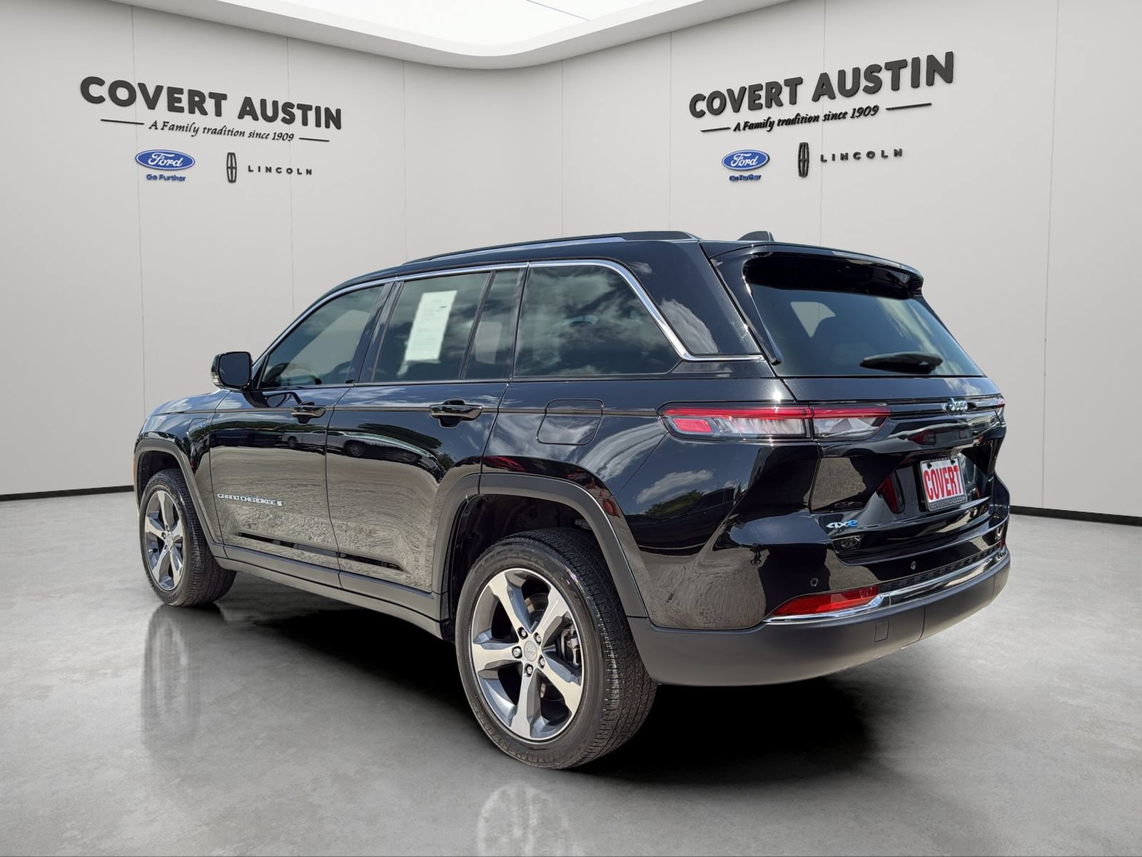 Used 2023 Jeep Grand Cherokee 4WD 4xe image 3