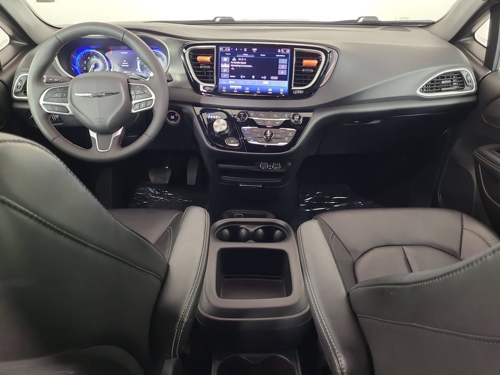 Used 2025 Chrysler Pacifica Select FWD image 24