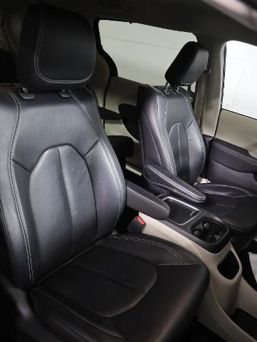 Used 2022 Chrysler Pacifica Touring-L w/ Uconnect Theater Family Group AWD/4WD image 9