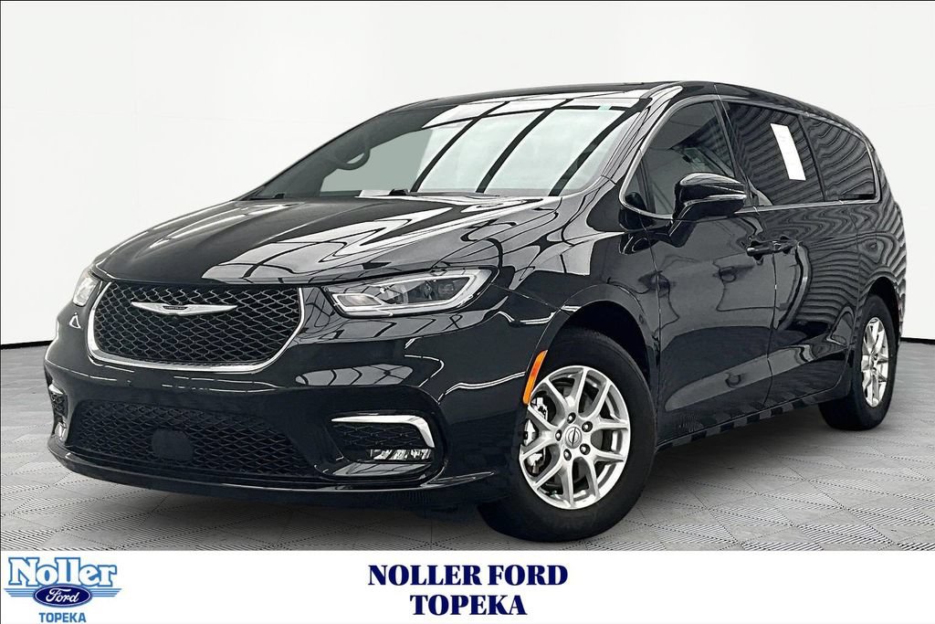 Used 2025 Chrysler Pacifica Select FWD image 1