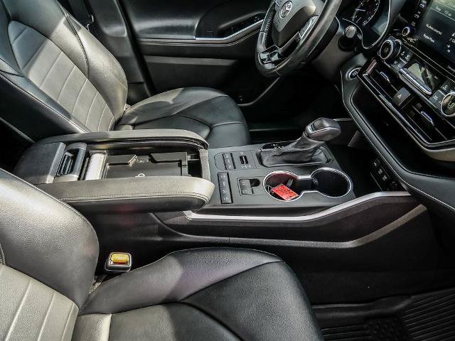 Used 2021 Toyota Highlander XLE AWD/4WD image 17
