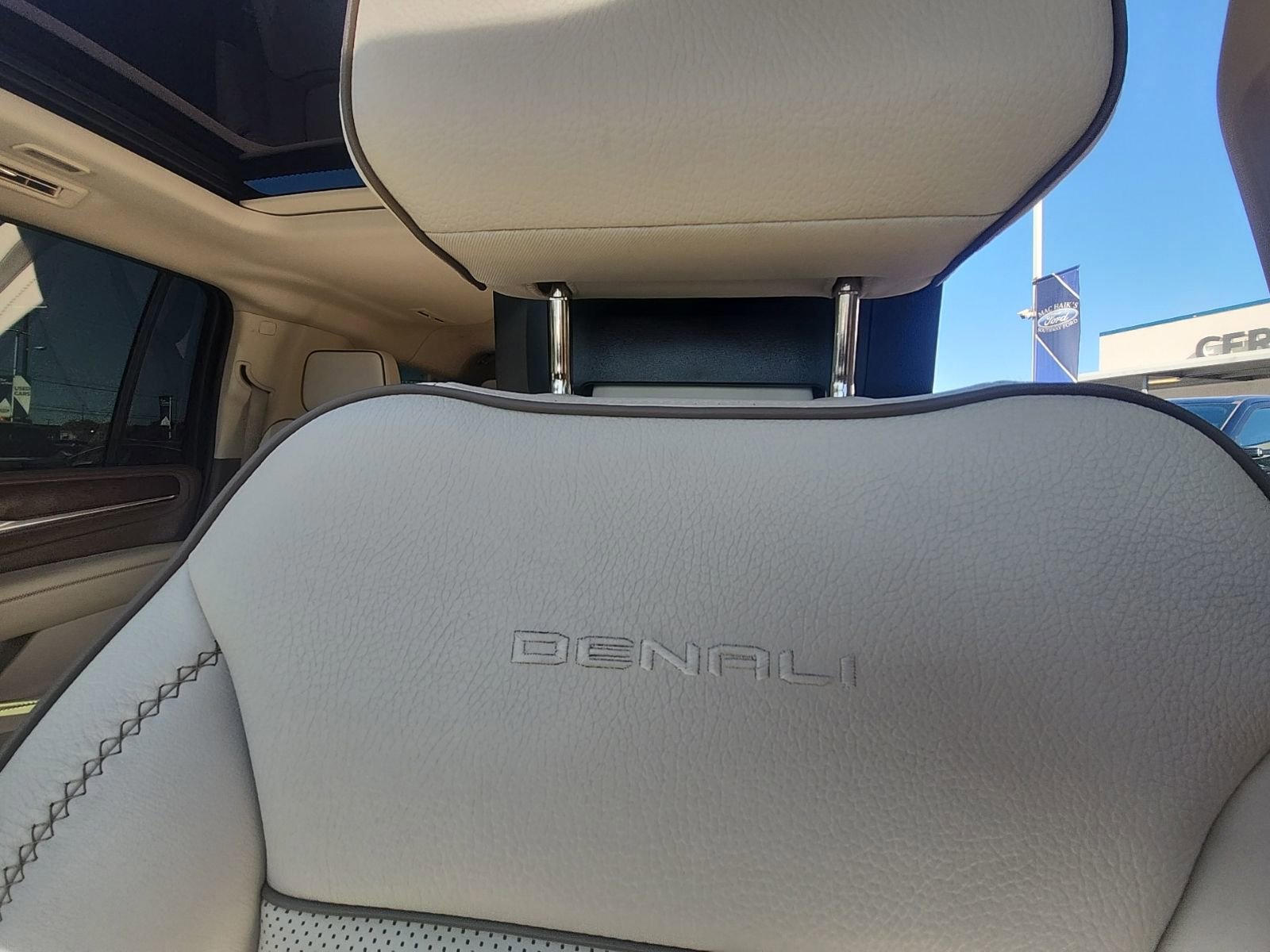 Used 2021 GMC Yukon XL Denali w/ Denali Premium Package image 12