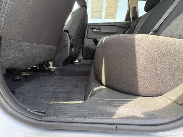 Used 2025 Nissan Rogue SV FWD image 28