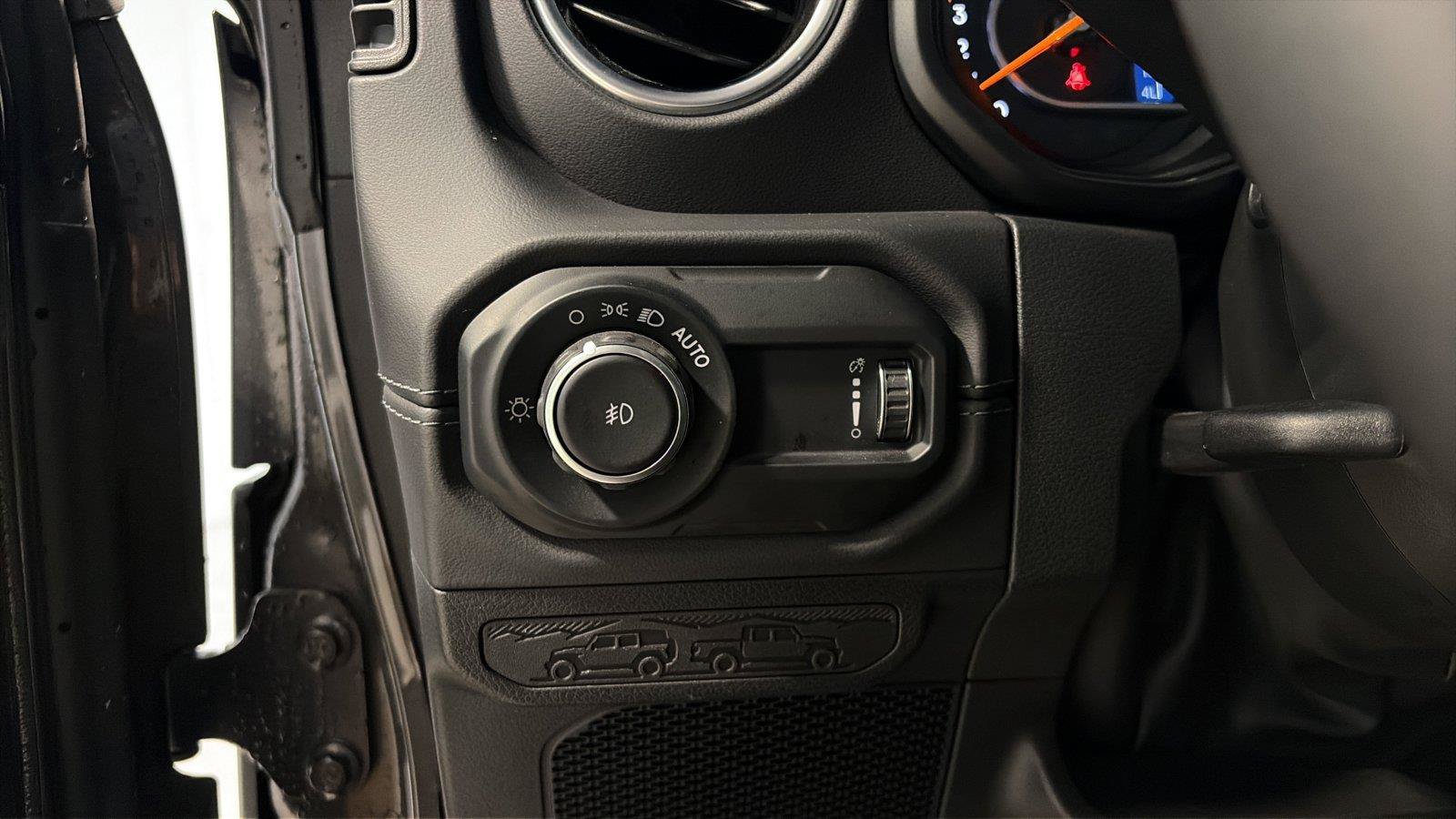 Used 2025 Jeep Wrangler Unlimited Sahara AWD/4WD image 21