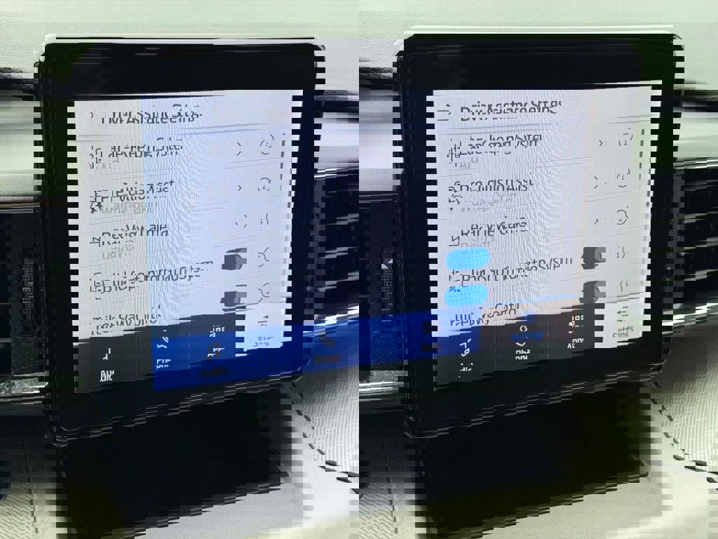 Certified 2023 Ford Explorer XLT w/ Equipment Group 202A image 18