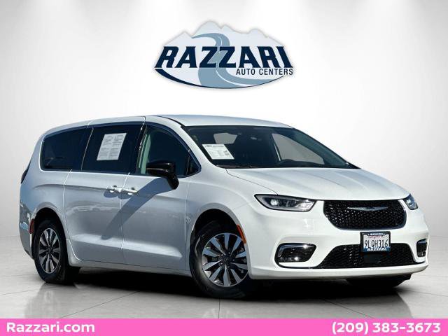 Used 2024 Chrysler Pacifica Limited FWD image 1