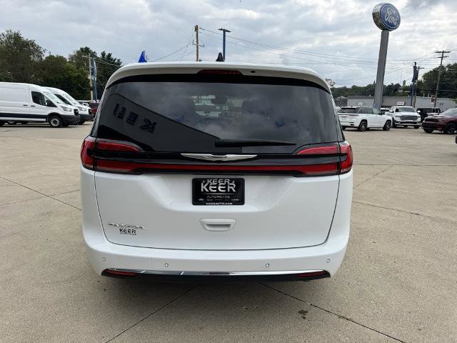 Used 2024 Chrysler Pacifica Touring-L image 6