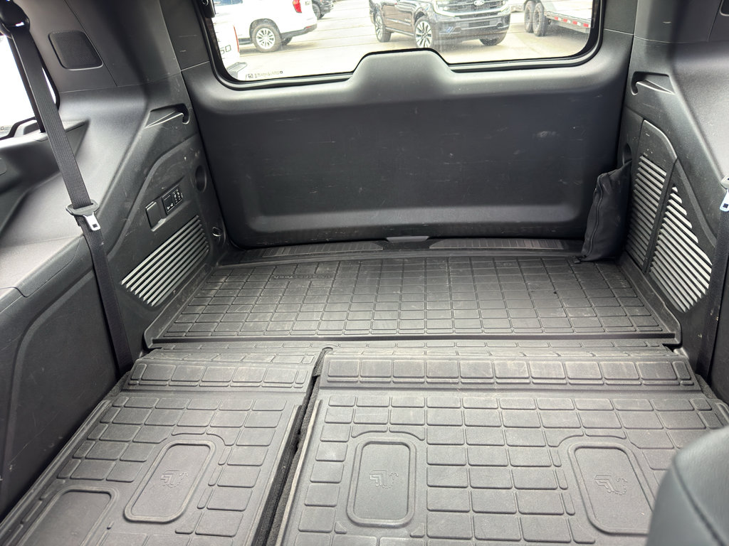 Used 2022 GMC Yukon AT4 w/ AT4 Premium Package AWD/4WD image 10