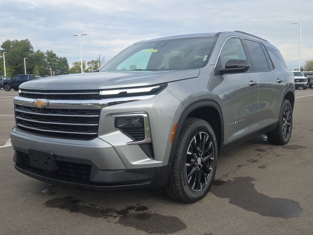 Used 2025 Chevrolet Traverse LT w/ Sun and Wheel Package FWD image 2