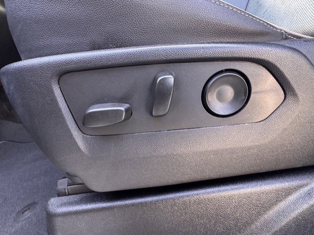 Used 2023 Chevrolet Suburban Premier image 19