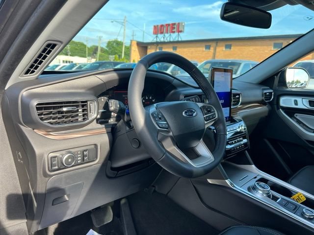 Certified 2024 Ford Explorer Limited w/ Limited Technology Package AWD/4WD image 5