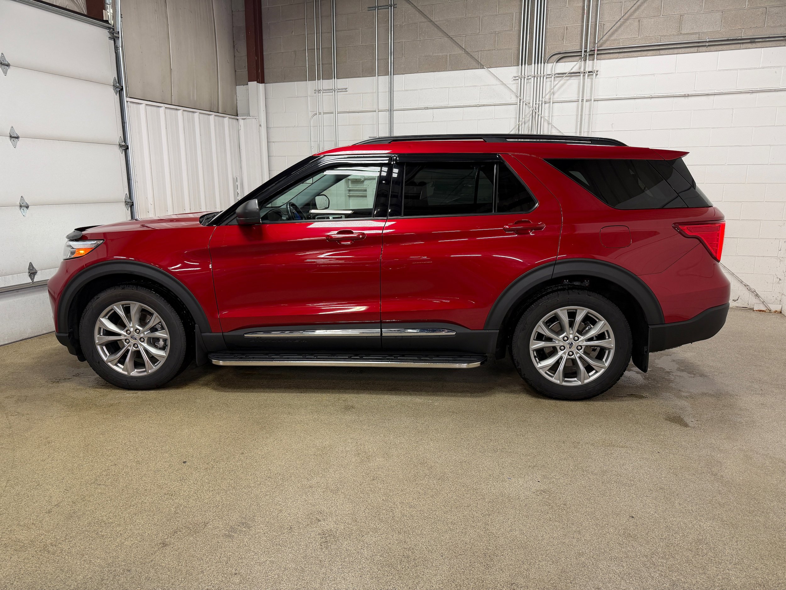 Certified 2021 Ford Explorer XLT w/ Equipment Group 202A AWD/4WD image 5