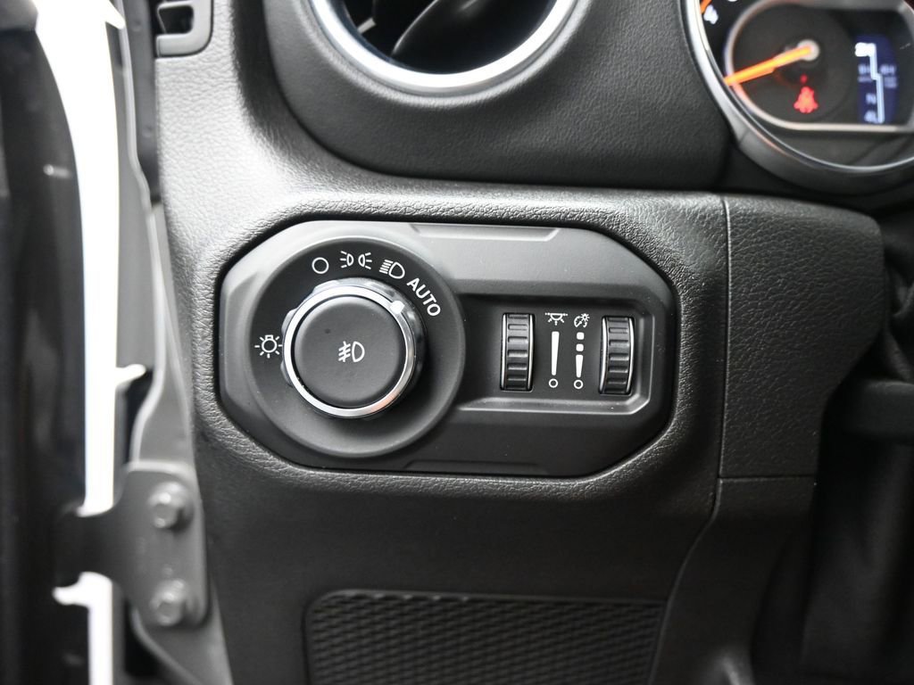 Used 2019 Jeep Wrangler Unlimited Sahara w/ Quick Order Package 24M Moab AWD/4WD image 12