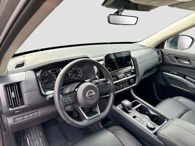 Used 2023 Nissan Pathfinder SL w/ Black Appearance Package AWD/4WD image 9