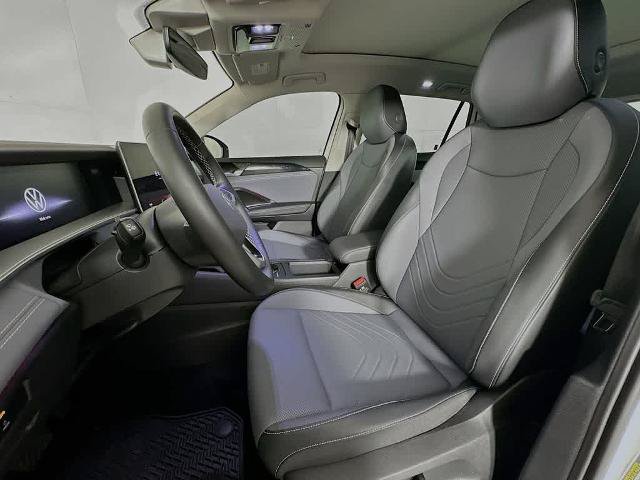Used 2025 Volkswagen Tiguan SE w/ Panoramic Sunroof Package AWD/4WD image 12