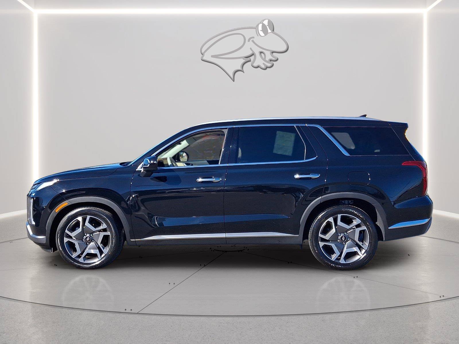 Used 2024 Hyundai Palisade Limited AWD/4WD image 2