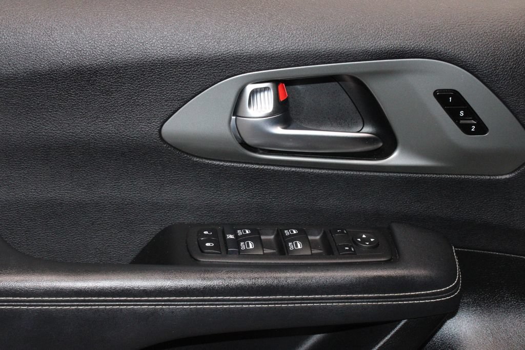 Used 2025 Chrysler Pacifica Select FWD image 25