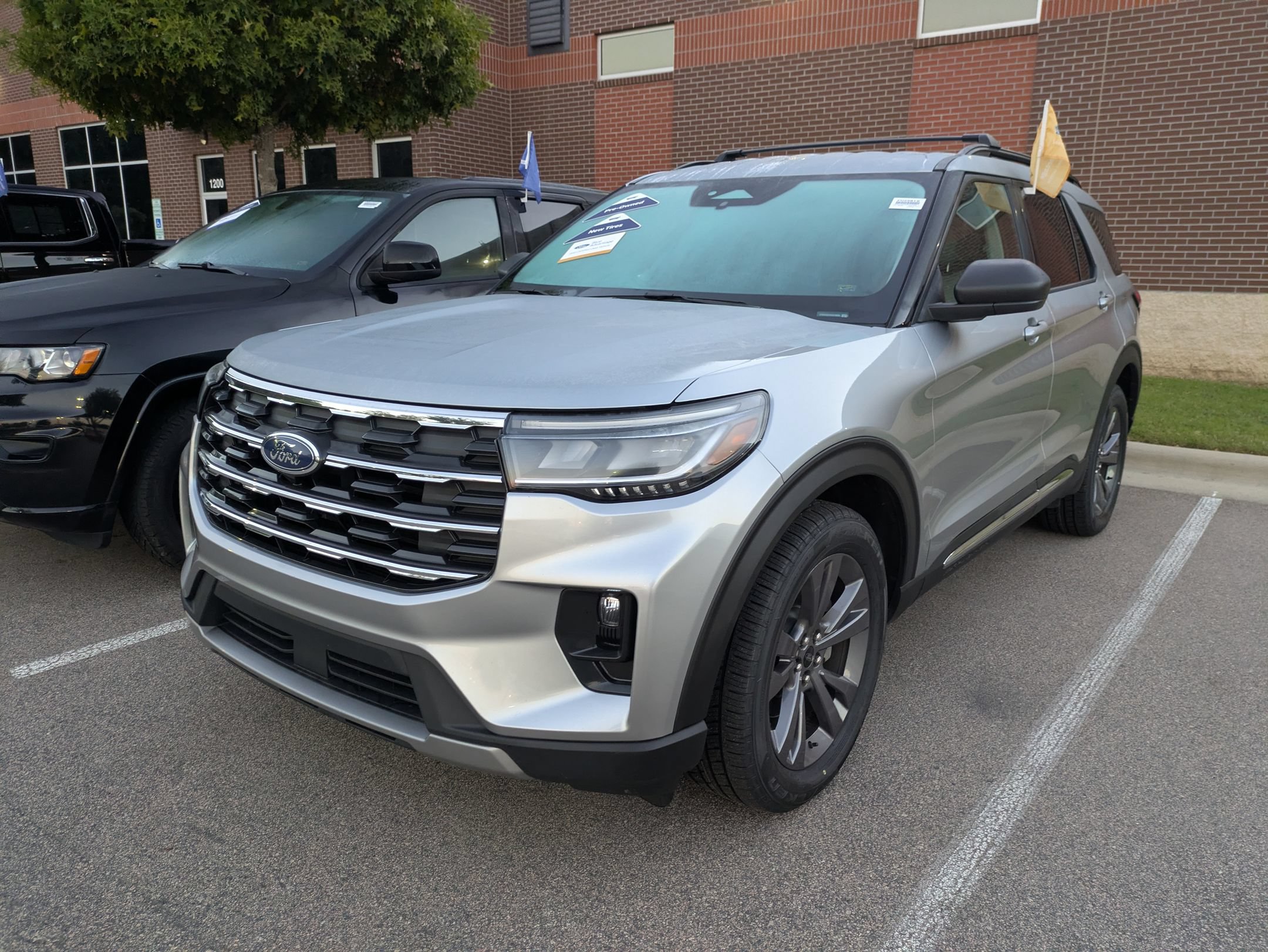 Certified 2025 Ford Explorer Active w/ Active Comfort Package AWD/4WD image 3