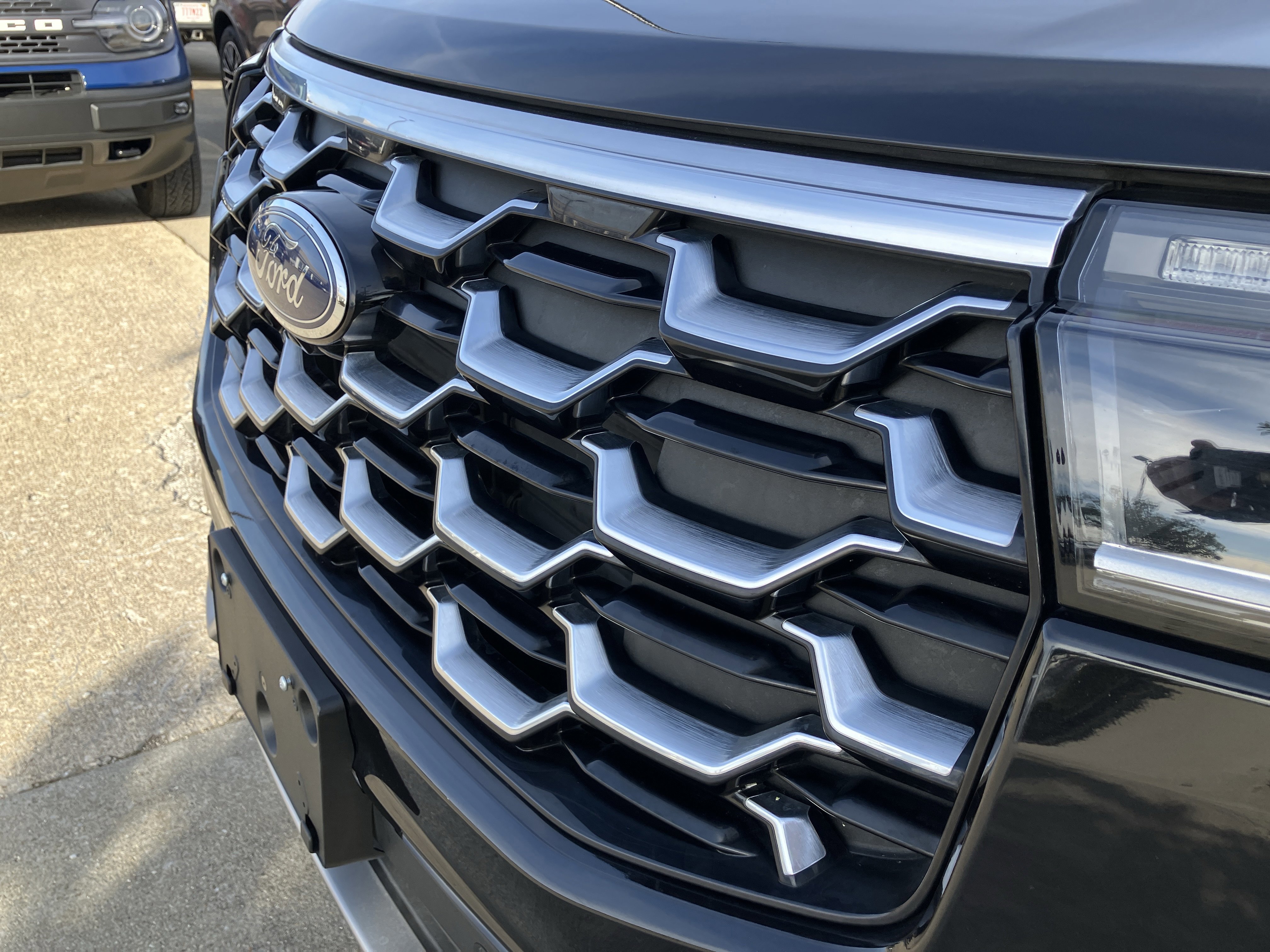 Certified 2025 Ford Explorer Platinum w/ LUX Leather Package image 9