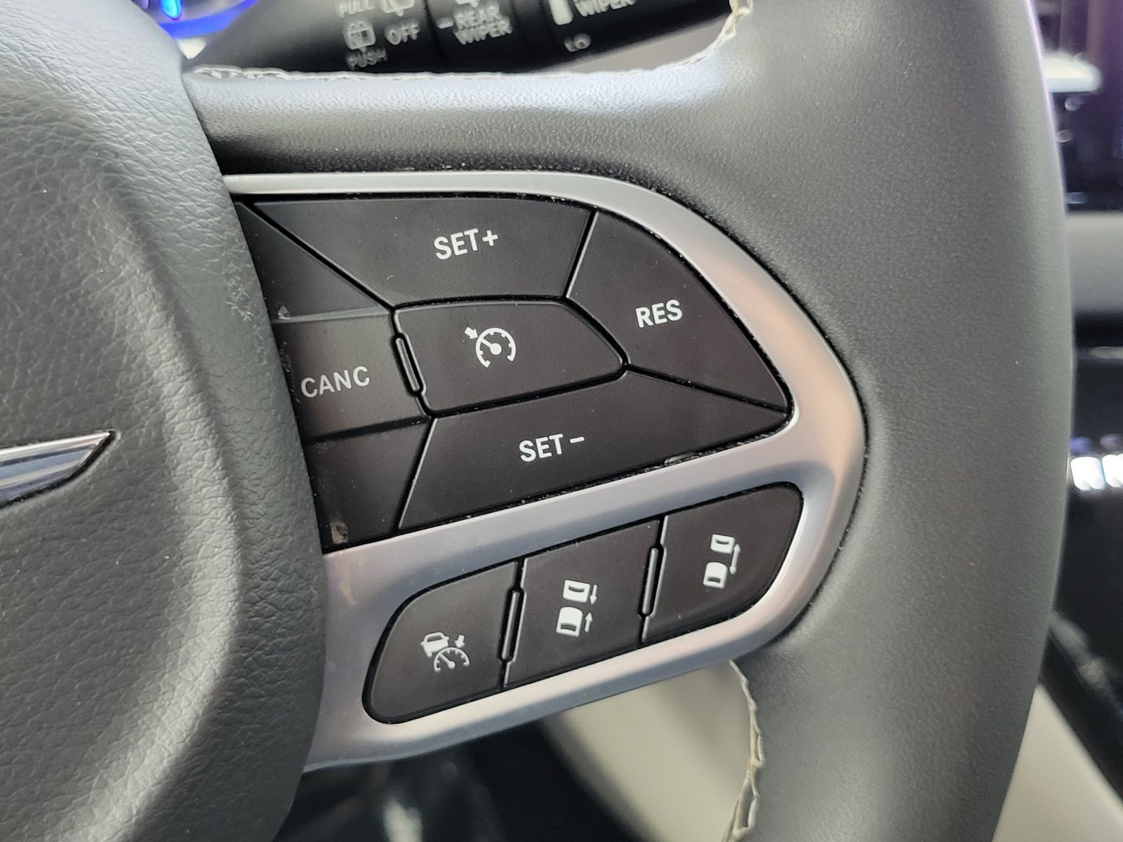 Used 2023 Chrysler Pacifica Touring-L FWD image 17