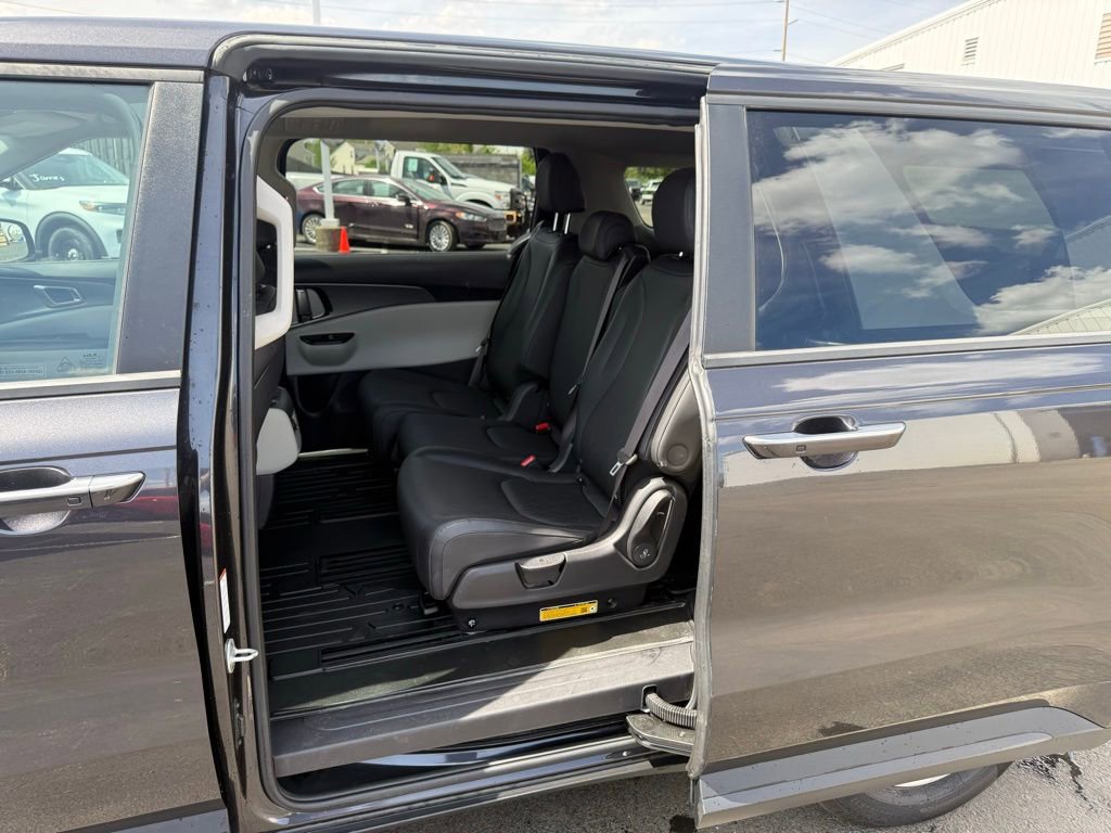 Used 2024 Kia Carnival LX FWD image 29