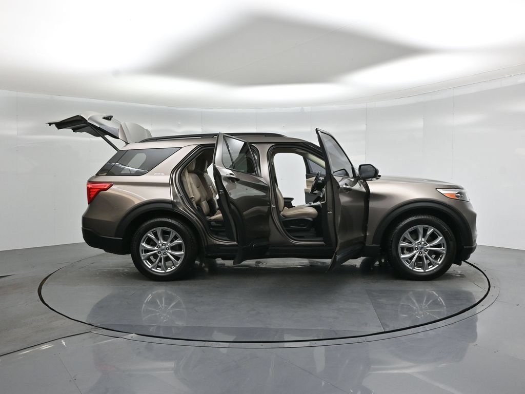 Certified 2021 Ford Explorer XLT w/ Equipment Group 202A RWD image 5