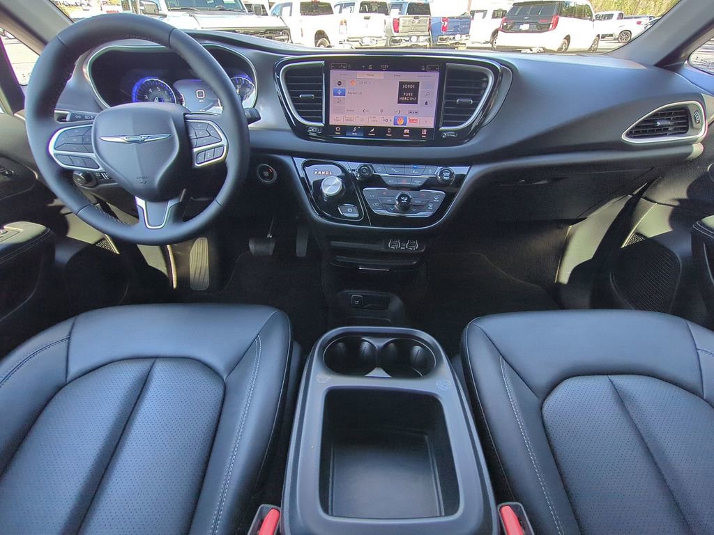 Used 2025 Chrysler Pacifica Select FWD image 19